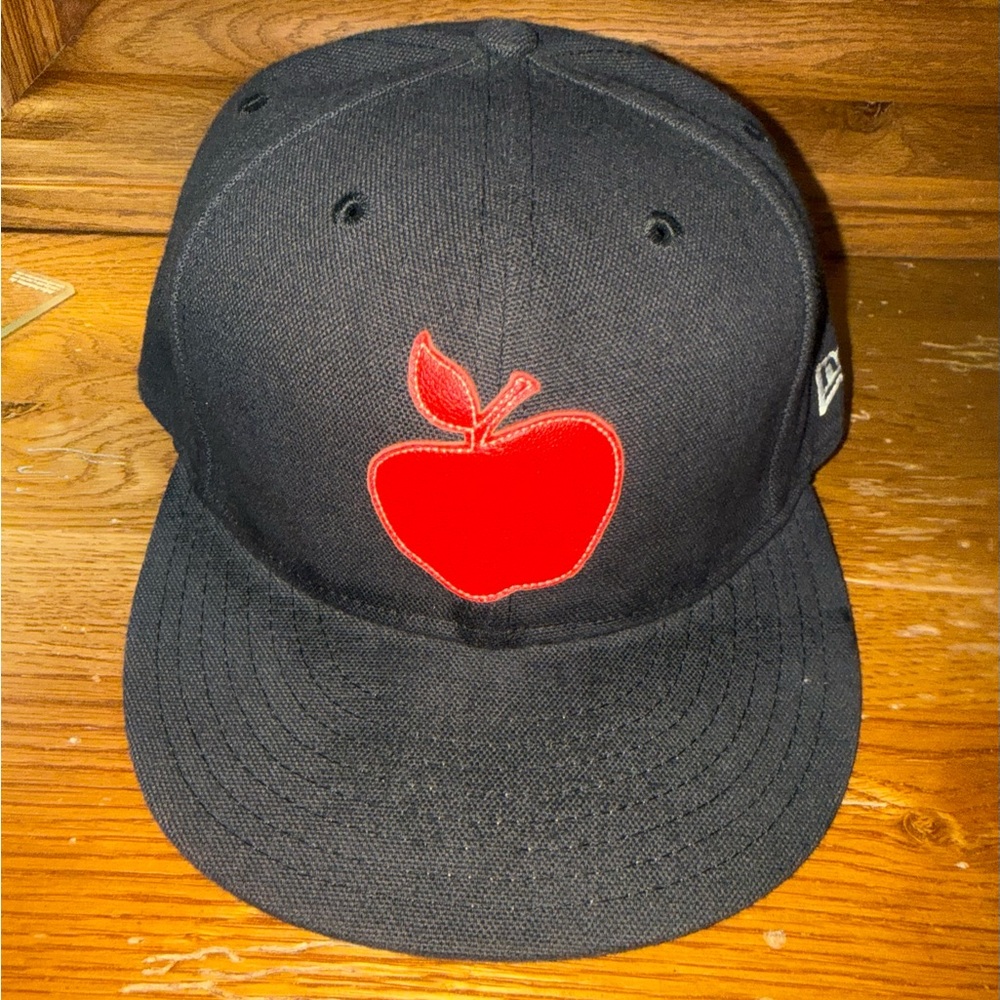 Supreme New Era Fitted “Big Apple” Hat Vintage and super Rare! Size 7 1/4”